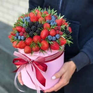 Букет из ягод в коробке