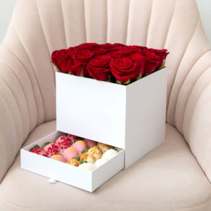 Шкатулка с розами и выдвижным ящиком с клубникой